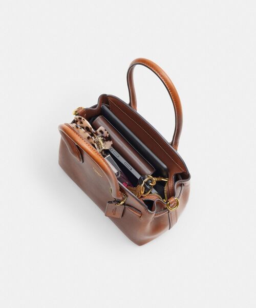 COACH（コーチ）の「エンパイア キャリーオール バッグ 21・ラブド レザー（ショルダーバッグ・レディース・ブラウン系その他・ONE）」の6枚目の写真
