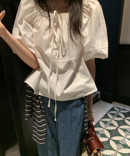 Girly Doll（ガーリードール）の「ギャザーネックボリュームスリーブブラウス（その他トップス・レディース・オフホワイト/モカ・FREE）」の3枚目の写真