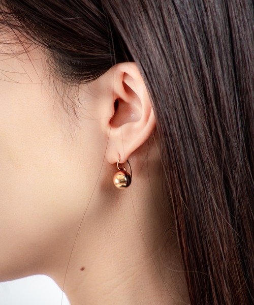 ANNIKA INEZ(アニカイネズ)の「【ANNIKA INEZ】球体ドロップピアス E1015 PTE Sphere Drop Earrings(ピアス(両耳用)・レディース・ゴールド・FREE)」の1枚目の写真