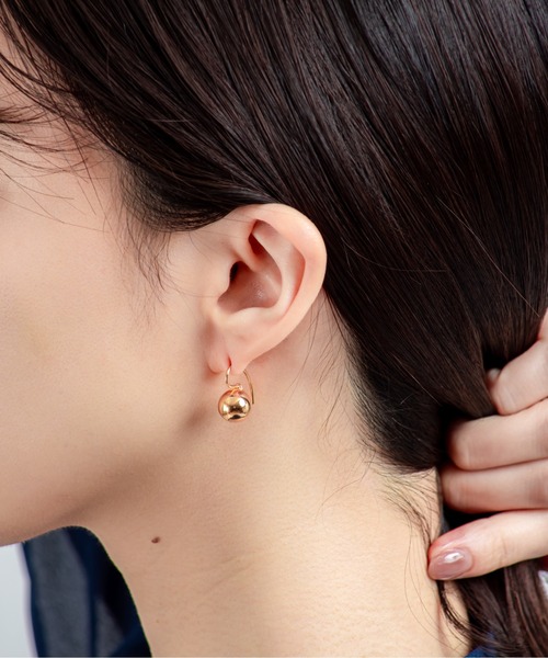 ANNIKA INEZ(アニカイネズ)の「【ANNIKA INEZ】球体ドロップピアス E1015 PTE Sphere Drop Earrings(ピアス(両耳用)・レディース・ゴールド・FREE)」の2枚目の写真