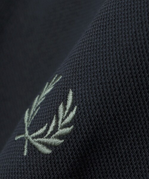SHIPS(シップス)の「FRED PERRY: M3636 TW/TIPPED LONG SLEEVE(Tシャツ/カットソー・メンズ・コバルトブルー/ダークオリーブ・LARGE/MEDIUM)」の7枚目の写真
