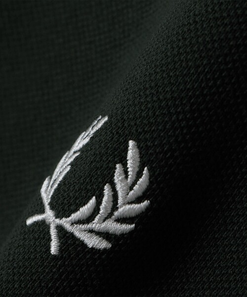 SHIPS(シップス)の「FRED PERRY: M3636 TW/TIPPED LONG SLEEVE(Tシャツ/カットソー・メンズ・コバルトブルー/ダークオリーブ・LARGE/MEDIUM)」の8枚目の写真