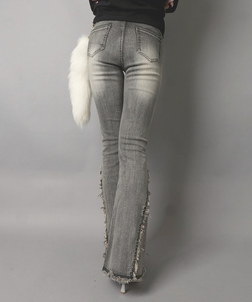 SPINNS(スピンズ)の「デニムフレアパンツ/裾フリンジ/2サイズ展開(デニムパンツ・レディース・ブルー/ブラック・S/M)」の11枚目の写真