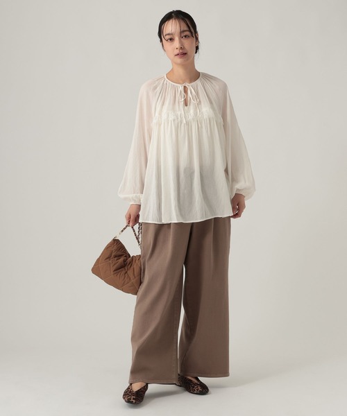 Elura(エルーラ)の「桐生染めVネックブラウス/1054929(シャツ/ブラウス・レディース・ブラック/ブラウン/オフホワイト・FREE)」の22枚目の写真