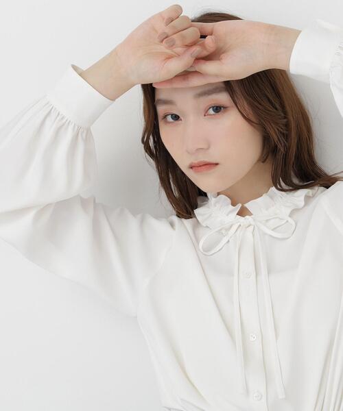 NATURAL BEAUTY BASIC(ナチュラルビューティーベーシック)の「フリルネックナローリボンブラウス(シャツ/ブラウス・レディース・ネイビー/ブルー/オフホワイト・FREE)」の2枚目の写真