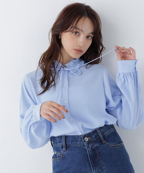 NATURAL BEAUTY BASIC(ナチュラルビューティーベーシック)の「フリルネックナローリボンブラウス(シャツ/ブラウス・レディース・ネイビー/ブルー/オフホワイト・FREE)」の1枚目の写真