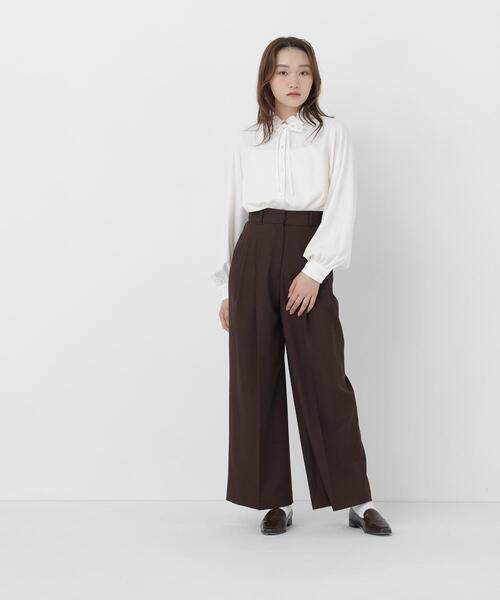 NATURAL BEAUTY BASIC(ナチュラルビューティーベーシック)の「フリルネックナローリボンブラウス(シャツ/ブラウス・レディース・ネイビー/ブルー/オフホワイト・FREE)」の4枚目の写真
