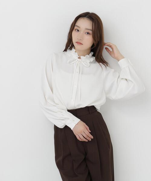 NATURAL BEAUTY BASIC(ナチュラルビューティーベーシック)の「フリルネックナローリボンブラウス(シャツ/ブラウス・レディース・ネイビー/ブルー/オフホワイト・FREE)」の5枚目の写真