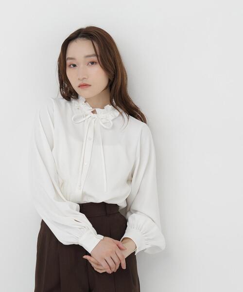 NATURAL BEAUTY BASIC(ナチュラルビューティーベーシック)の「フリルネックナローリボンブラウス(シャツ/ブラウス・レディース・ネイビー/ブルー/オフホワイト・FREE)」の11枚目の写真