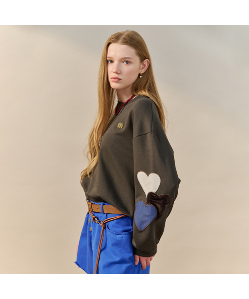 MAXZA(マージャコレクション)の「ハートワッペンラウンドネックスウェットTシャツ(スウェット・レディース・ブラック/チャコール・FREE)」の2枚目の写真