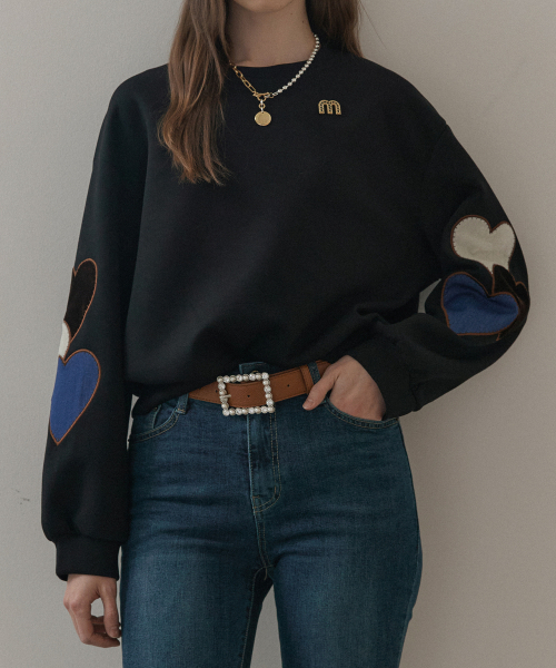 MAXZA(マージャコレクション)の「ハートワッペンラウンドネックスウェットTシャツ(スウェット・レディース・ブラック/チャコール・FREE)」の3枚目の写真