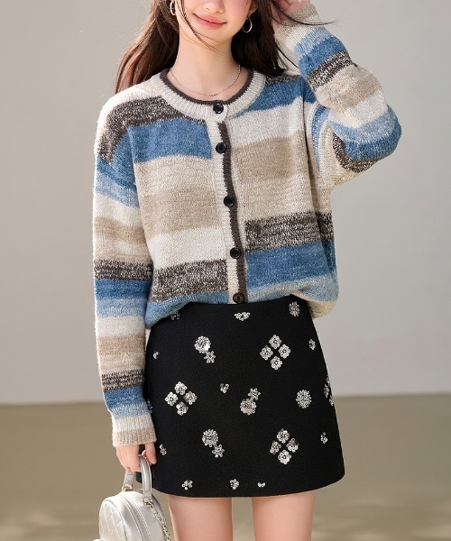 LUCPY(ラクピー)の「マルチボーダークルーネックニットカーディガン(カーディガン/ボレロ・レディース・ホワイト×ブルー・X-LARGE/LARGE/MEDIUM/SMALL)」の2枚目の写真