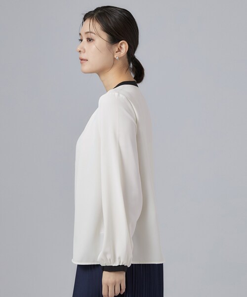 SHOO・LA・RUE(シューラルー)の「【セレモニー/通勤/S-LL】配色襟ブラウス(シャツ/ブラウス・レディース・オフホワイト/ブラック/ネイビー・01/02/04/03)」の5枚目の写真