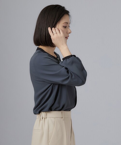 SHOO・LA・RUE(シューラルー)の「【セレモニー/通勤/S-LL】配色襟ブラウス(シャツ/ブラウス・レディース・オフホワイト/ブラック/ネイビー・01/02/04/03)」の13枚目の写真