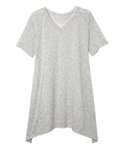 RANAN（ラナン）の「接触冷感　ゆるシルエットVネックＴシャツ（Tシャツ/カットソー・レディース・レッド/チャコールグレー/ブラック/オフホワイト/グレー系その他/レオパード/サンドグレー/オレンジ系その他/ホワイト系その他/ブルー/ネイビー/パープル/ライム/モカ/カーキ/セージグリーン/ブルーグリーン/ピンク系その他・X-LARGE/LARGE/MEDIUM/XX-LARGE）」の3枚目の写真