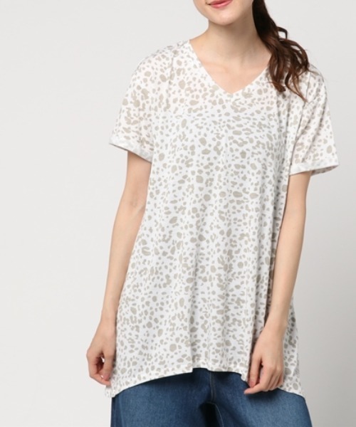 RANAN（ラナン）の「接触冷感　ゆるシルエットVネックＴシャツ（Tシャツ/カットソー・レディース・レッド/チャコールグレー/ブラック/オフホワイト/グレー系その他/レオパード/サンドグレー/オレンジ系その他/ホワイト系その他/ブルー/ネイビー/パープル/ライム/モカ/カーキ/セージグリーン/ブルーグリーン/ピンク系その他・X-LARGE/LARGE/MEDIUM/XX-LARGE）」の18枚目の写真