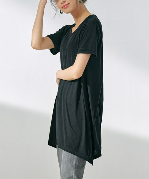 RANAN（ラナン）の「接触冷感　ゆるシルエットVネックＴシャツ（Tシャツ/カットソー・レディース・レッド/チャコールグレー/ブラック/オフホワイト/グレー系その他/レオパード/サンドグレー/オレンジ系その他/ホワイト系その他/ブルー/ネイビー/パープル/ライム/モカ/カーキ/セージグリーン/ブルーグリーン/ピンク系その他・X-LARGE/LARGE/MEDIUM/XX-LARGE）」の4枚目の写真