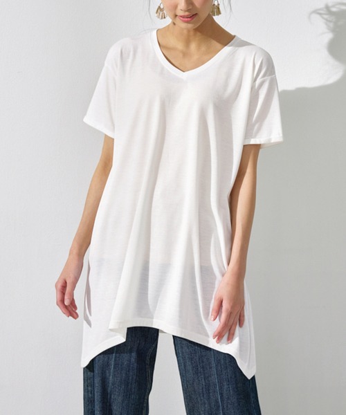 RANAN（ラナン）の「接触冷感　ゆるシルエットVネックＴシャツ（Tシャツ/カットソー・レディース・レッド/チャコールグレー/ブラック/オフホワイト/グレー系その他/レオパード/サンドグレー/オレンジ系その他/ホワイト系その他/ブルー/ネイビー/パープル/ライム/モカ/カーキ/セージグリーン/ブルーグリーン/ピンク系その他・X-LARGE/LARGE/MEDIUM/XX-LARGE）」の2枚目の写真