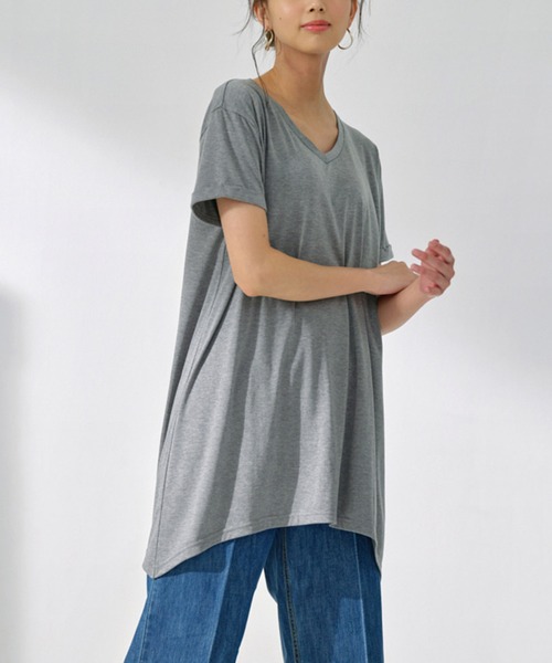 RANAN（ラナン）の「接触冷感　ゆるシルエットVネックＴシャツ（Tシャツ/カットソー・レディース・レッド/チャコールグレー/ブラック/オフホワイト/グレー系その他/レオパード/サンドグレー/オレンジ系その他/ホワイト系その他/ブルー/ネイビー/パープル/ライム/モカ/カーキ/セージグリーン/ブルーグリーン/ピンク系その他・X-LARGE/LARGE/MEDIUM/XX-LARGE）」の5枚目の写真