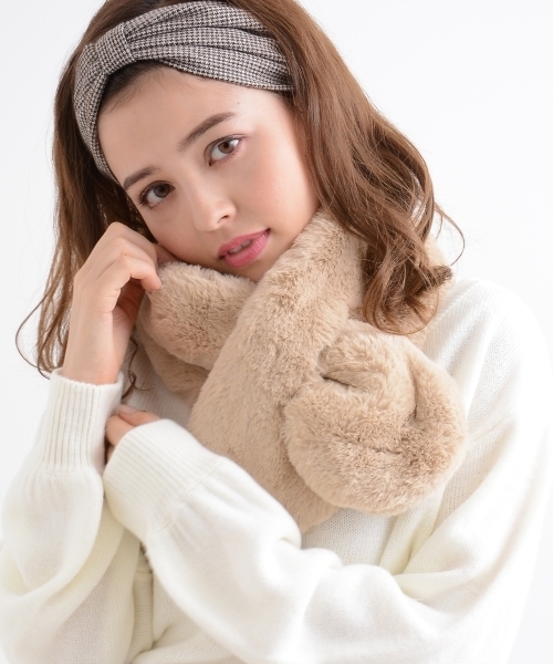 MAJESTIC LEGON(マジェスティックレゴン)の「フェイクファーマフラー(マフラー・レディース・ベージュ/グレー/オフホワイト・FREE)」の3枚目の写真