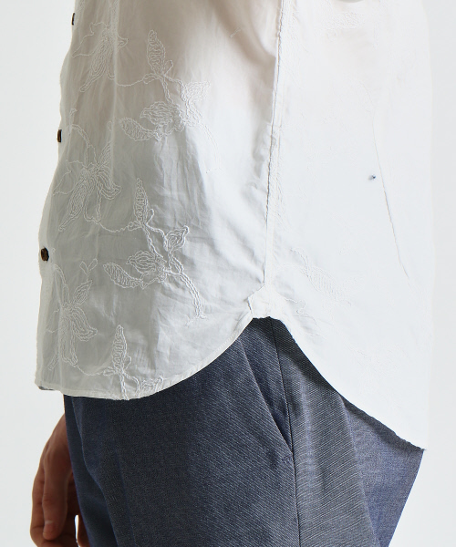 RECENCY OF MINE(リーセンシー オブ マイン)の「【Recency of Mine】コンパクトローンフラワー刺繍シャツ(シャツ/ブラウス・メンズ・サックスブルー/オフホワイト/ダークネイビー・46/50/48/44)」の9枚目の写真