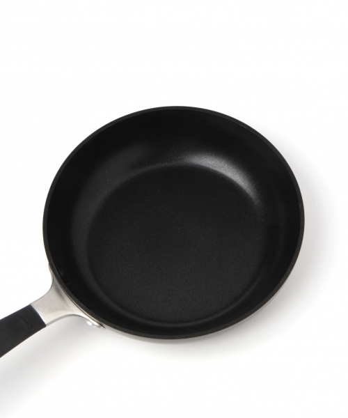 OXO（オクソー）の「【OXO/オクソー】Good Grips ノンスティックフライパン 20cm / LAKOLE（キッチンツール・レディース・ブラック・MEDIUM）」の16枚目の写真