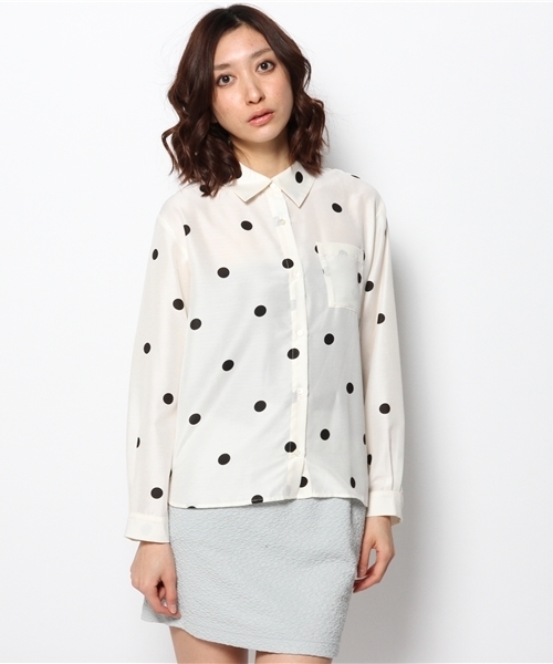 Ray BEAMS（レイビームス）の「○Ray BEAMS / コインドット プリントシャツ（シャツ/ブラウス・レディース・オフホワイト/レッド/ネイビー・ONE SIZE）」の2枚目の写真