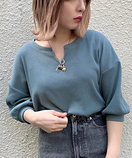 apres jour（アプレジュール）の「キーネックワッフルトップス【ZOZOTOWN限定アイテム】（Tシャツ/カットソー・レディース・ブラック/ベージュ/パープル/オフホワイト/ブルー/その他/ホワイト系その他/ピンク系その他/スモークピンク・フリー）」の6枚目の写真