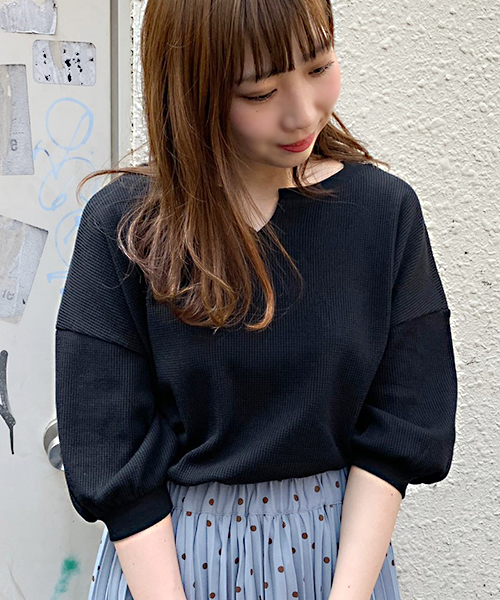 apres jour（アプレジュール）の「キーネックワッフルトップス【ZOZOTOWN限定アイテム】（Tシャツ/カットソー・レディース・ブラック/ベージュ/パープル/オフホワイト/ブルー/その他/ホワイト系その他/ピンク系その他/スモークピンク・フリー）」の4枚目の写真