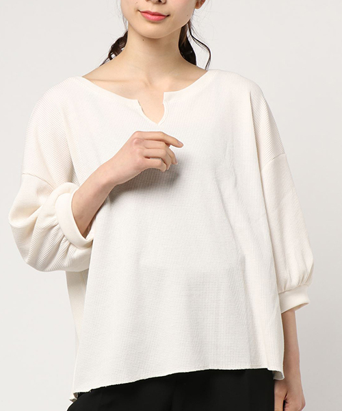 apres jour（アプレジュール）の「キーネックワッフルトップス【ZOZOTOWN限定アイテム】（Tシャツ/カットソー・レディース・ブラック/ベージュ/パープル/オフホワイト/ブルー/その他/ホワイト系その他/ピンク系その他/スモークピンク・フリー）」の16枚目の写真