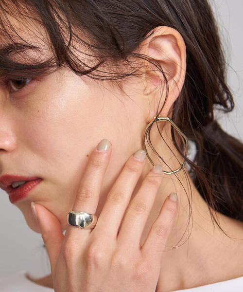 VELATTI（ヴェラッティ）の「＜VELATTI＞シンプルボリュームリング ◆（リング・レディース・シルバー/ゴールド・FREE）」の7枚目の写真
