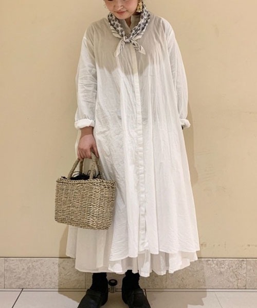 Samansa Mos2（サマンサ モスモス）の「バンドカラー比翼ワンピース（ワンピース・レディース・パープル/オフホワイト/ベージュ/チャコール/グリーン・ﾌﾘ-）」の2枚目の写真