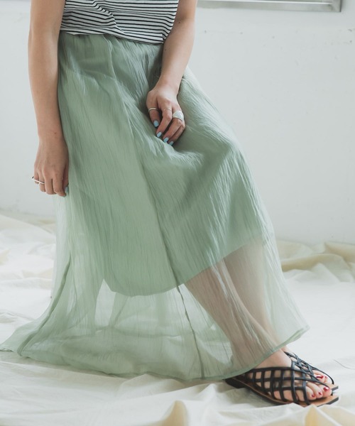 ITEMS URBANRESEARCH（アイテムズ アーバンリサーチ）の「シアーシャイニーフレアスカート（スカート・レディース・ホワイト/パープル/カーキ/グリーン・FREE）」の3枚目の写真