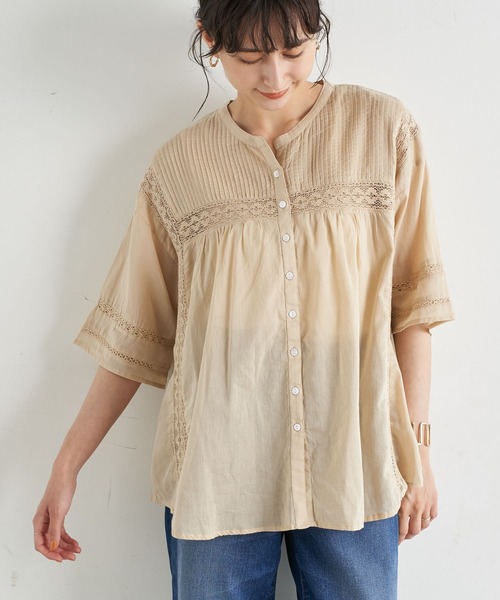 earth music&ecology（アースミュージックアンドエコロジー）の「ピンタックレースチュニック　＊（シャツ/ブラウス・レディース・オフホワイト/ベージュ/サックスブルー/ブラック・FREE）」の3枚目の写真