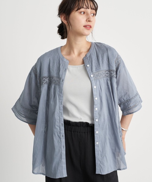 earth music&ecology（アースミュージックアンドエコロジー）の「ピンタックレースチュニック　＊（シャツ/ブラウス・レディース・オフホワイト/ベージュ/サックスブルー/ブラック・FREE）」の4枚目の写真