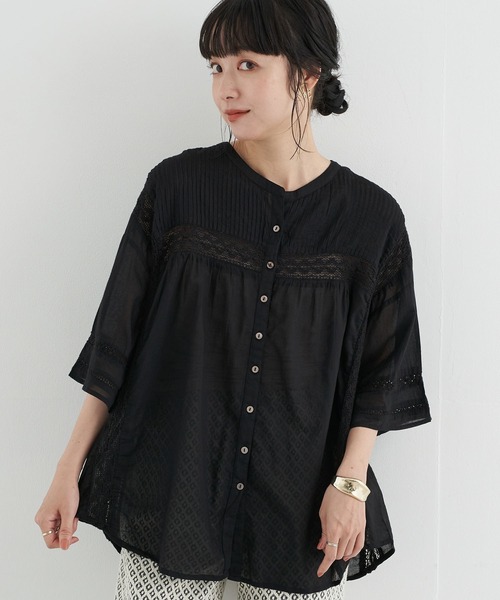 earth music&ecology（アースミュージックアンドエコロジー）の「ピンタックレースチュニック　＊（シャツ/ブラウス・レディース・オフホワイト/ベージュ/サックスブルー/ブラック・FREE）」の2枚目の写真