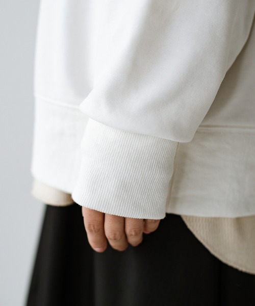 haco!（ハコ）の「古着のスウェットをゆるっと着こなす女性に憧れてつくった 華奢見せもほどよい可愛げにもこだわったオーバーサイズスウェットby who made me（スウェット・レディース・オフホワイト/ラベンダー・1/2）」の6枚目の写真