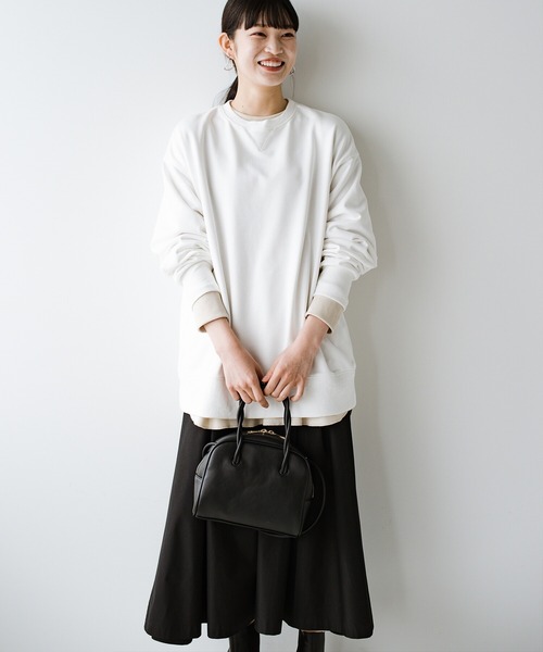 haco!（ハコ）の「古着のスウェットをゆるっと着こなす女性に憧れてつくった 華奢見せもほどよい可愛げにもこだわったオーバーサイズスウェットby who made me（スウェット・レディース・オフホワイト/ラベンダー・1/2）」の3枚目の写真