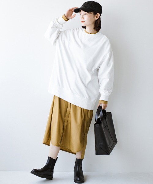 haco!（ハコ）の「古着のスウェットをゆるっと着こなす女性に憧れてつくった 華奢見せもほどよい可愛げにもこだわったオーバーサイズスウェットby who made me（スウェット・レディース・オフホワイト/ラベンダー・1/2）」の8枚目の写真