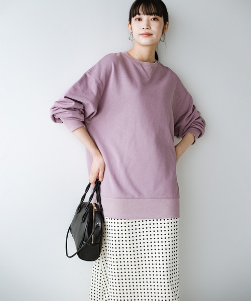 haco!（ハコ）の「古着のスウェットをゆるっと着こなす女性に憧れてつくった 華奢見せもほどよい可愛げにもこだわったオーバーサイズスウェットby who made me（スウェット・レディース・オフホワイト/ラベンダー・1/2）」の5枚目の写真
