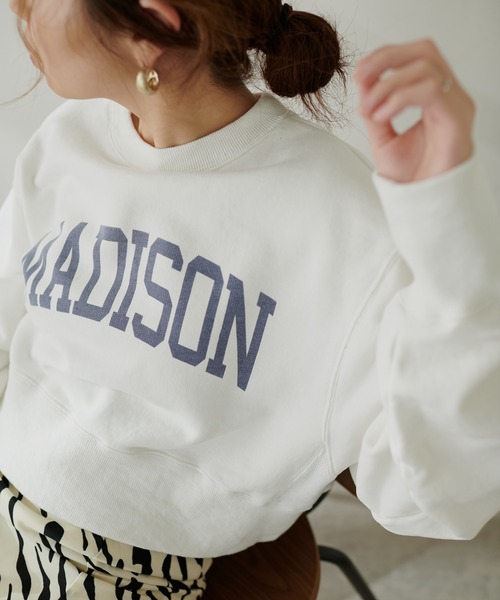 natural couture（ナチュラルクチュール）の「【大人ナチュ】ショート丈ロゴトレーナー（スウェット・レディース・スミクロ/グリーン/グレー/オフホワイト・FREE）」の2枚目の写真