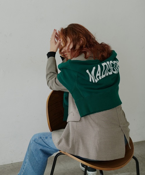 natural couture（ナチュラルクチュール）の「【大人ナチュ】ショート丈ロゴトレーナー（スウェット・レディース・スミクロ/グリーン/グレー/オフホワイト・FREE）」の4枚目の写真