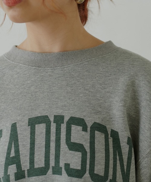 natural couture（ナチュラルクチュール）の「【大人ナチュ】ショート丈ロゴトレーナー（スウェット・レディース・スミクロ/グリーン/グレー/オフホワイト・FREE）」の21枚目の写真