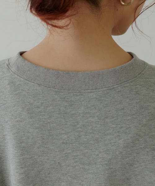 natural couture（ナチュラルクチュール）の「【大人ナチュ】ショート丈ロゴトレーナー（スウェット・レディース・スミクロ/グリーン/グレー/オフホワイト・FREE）」の17枚目の写真