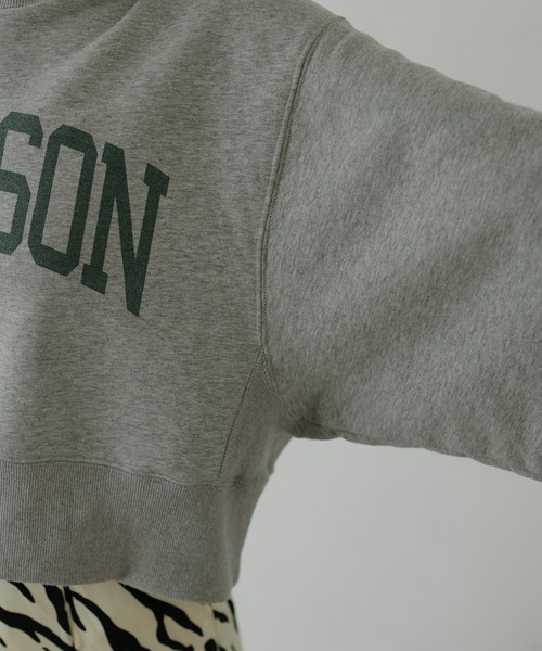 natural couture（ナチュラルクチュール）の「【大人ナチュ】ショート丈ロゴトレーナー（スウェット・レディース・スミクロ/グリーン/グレー/オフホワイト・FREE）」の13枚目の写真