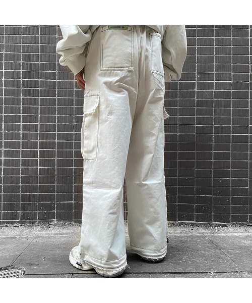 .KOM（ドットコム）の「A'GEM/9 × .kom『.kom/ドットケーオーエム』Stitch Design Wide-Silhouette Pants/ステッチルーズシルエットパンツ（カーゴパンツ・メンズ・ブラック/ホワイト・M/L）」の3枚目の写真