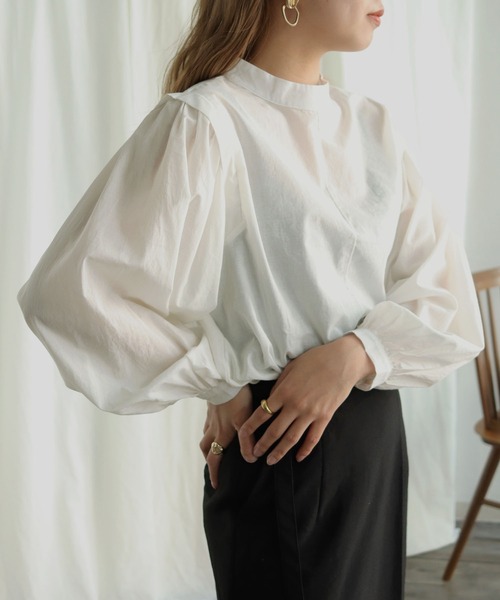 HER CLOSET(ハークローゼット)の「【shemoshelly】ボリュームスリーブコットンブラウス(シャツ/ブラウス・レディース・ブラック/ブラウン/オフホワイト/オレンジ/ブルー/ライトグリーン・M)」の2枚目の写真