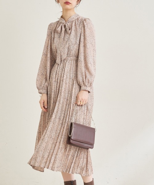 natural couture(ナチュラルクチュール)の「【WEB限定カラー有り】コレ1枚でコーデが決まるお上品ボータイプリーツワンピース(ワンピース・レディース・ネイビー/イエロー/オレンジ/その他1/その他2/その他3/その他4/ライトベージュ・FREE)」の7枚目の写真
