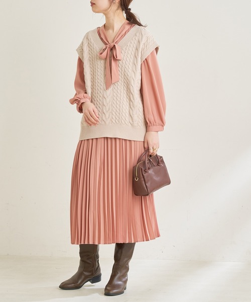 natural couture(ナチュラルクチュール)の「【WEB限定カラー有り】コレ1枚でコーデが決まるお上品ボータイプリーツワンピース(ワンピース・レディース・ネイビー/イエロー/オレンジ/その他1/その他2/その他3/その他4/ライトベージュ・FREE)」の4枚目の写真