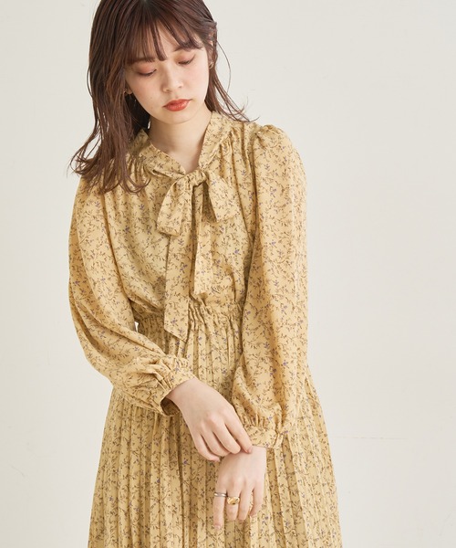natural couture(ナチュラルクチュール)の「【WEB限定カラー有り】コレ1枚でコーデが決まるお上品ボータイプリーツワンピース(ワンピース・レディース・ネイビー/イエロー/オレンジ/その他1/その他2/その他3/その他4/ライトベージュ・FREE)」の18枚目の写真